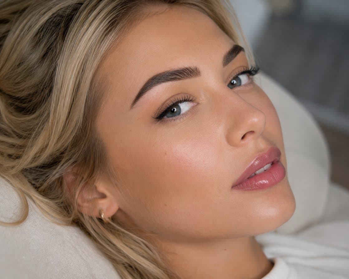 Natürliche Brauen und Lippen — Permanent Make-up